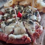 linguiça artesanal com queijo pao tostado e vinagrete